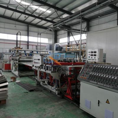 Un buen precio. tablero plástico de la espuma del PVC Wpc de 1220m m 30m m que hace la máquina en línea