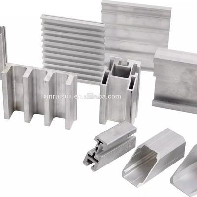 Ventana del PVC UPVC y protuberancia del perfil de la puerta que hace la máquina
