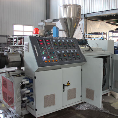 máquina plástica del perfil de la tira de la barra del sitio de ducha del PVC de 380V 50HZ