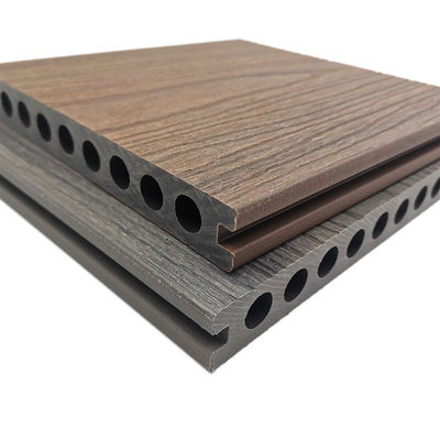 Un buen precio. Máquina plástica del perfil del Decking en línea