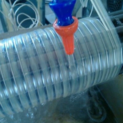 Un buen precio. tubo plástico de la manguera espiral de la succión del PVC de los 30m que hace la máquina en línea