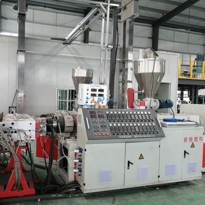 Un buen precio. Tablero del PVC de Coextruion que hace la máquina en línea